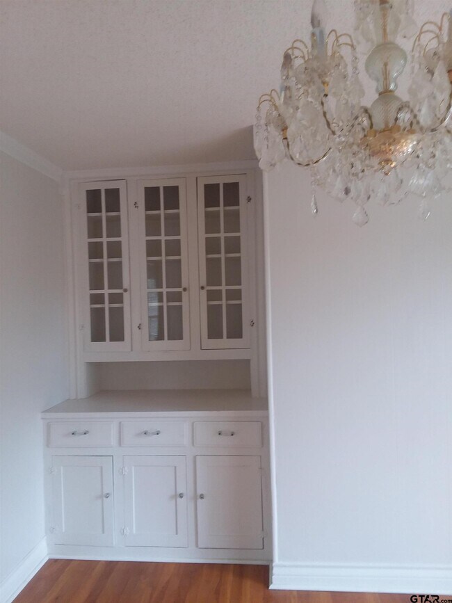 Building Photo - 608 W 3rd St