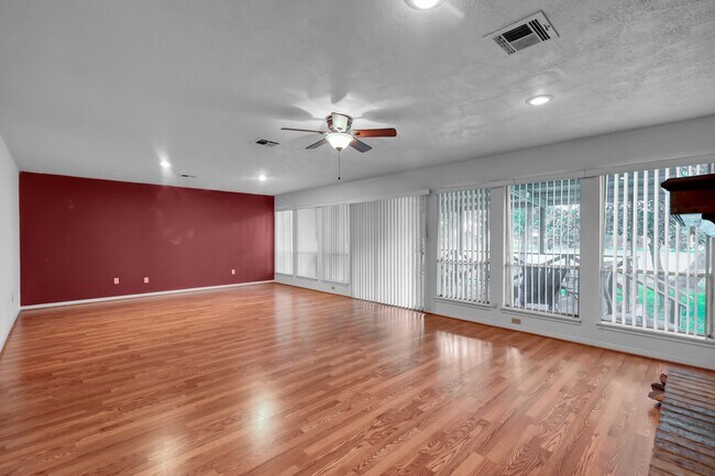 Building Photo - 284 Colonial Ct