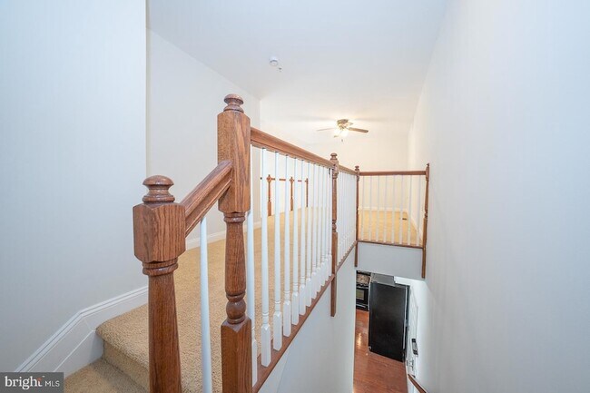 Building Photo - 300 W Elm St