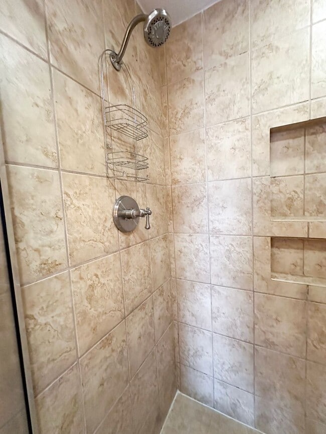Building Photo - Unfurnished 2 Bedroom Townhome Near the Be...