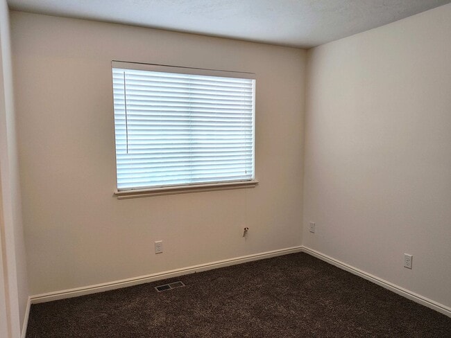 Building Photo - Great 3 Bd 2.5 Bath Townhome