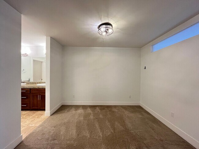Building Photo - 2 Bed + 2 Bath Condo in the Belmont District Portland ~ Secured Garage Parking, Washer & Dryer in...