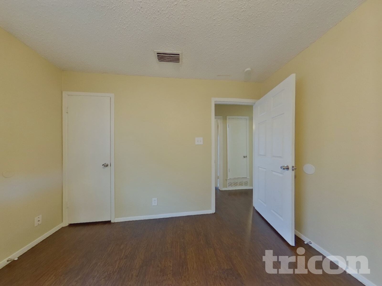 Building Photo - 1404 E Park Dr