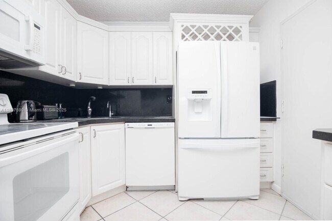 Building Photo - 5555 Collins Ave