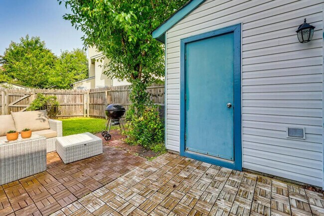 Building Photo - 749 Quesnel Dr