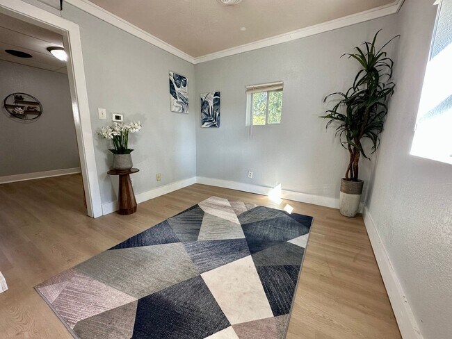 Building Photo - 1 bed, 1 bath home for rent in quiet Water...