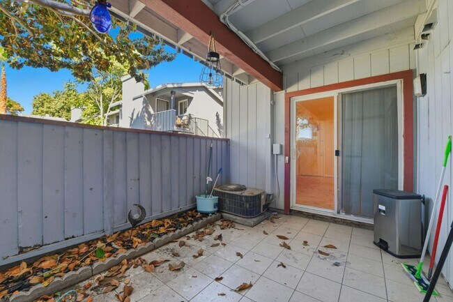 Building Photo - 84 Rancho Dr