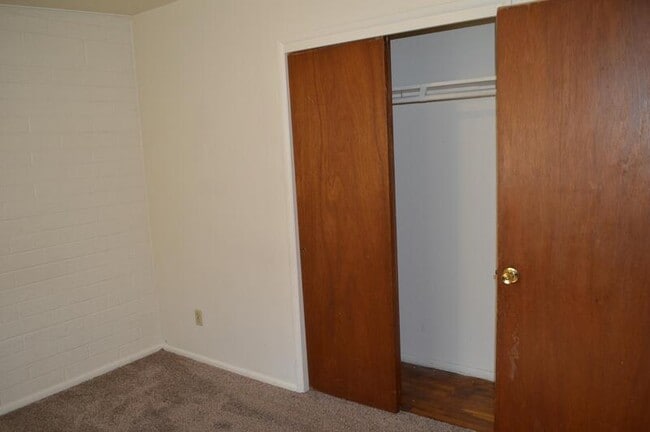 Building Photo - 472 E Granite Ave