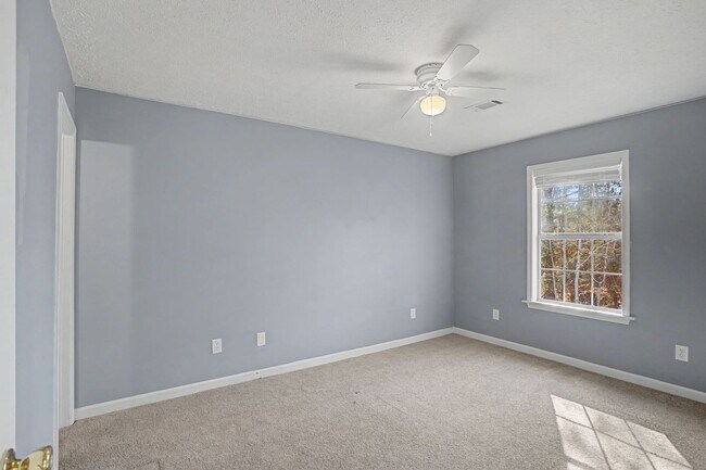 Building Photo - Now Available! 3 Bed 3 Bath Duplex