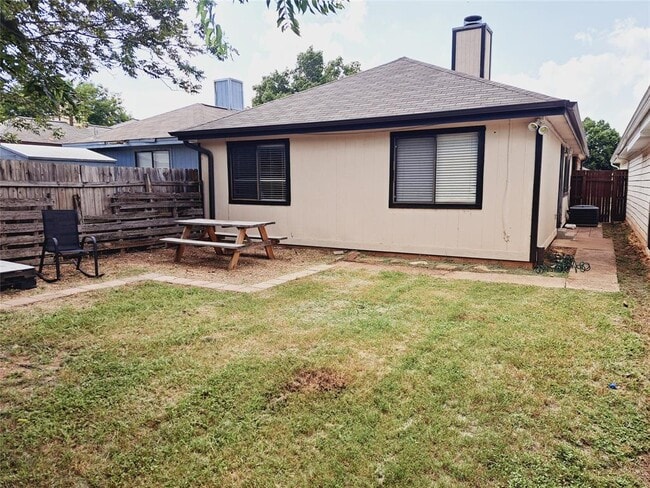 Building Photo - 840 Topaz Ln