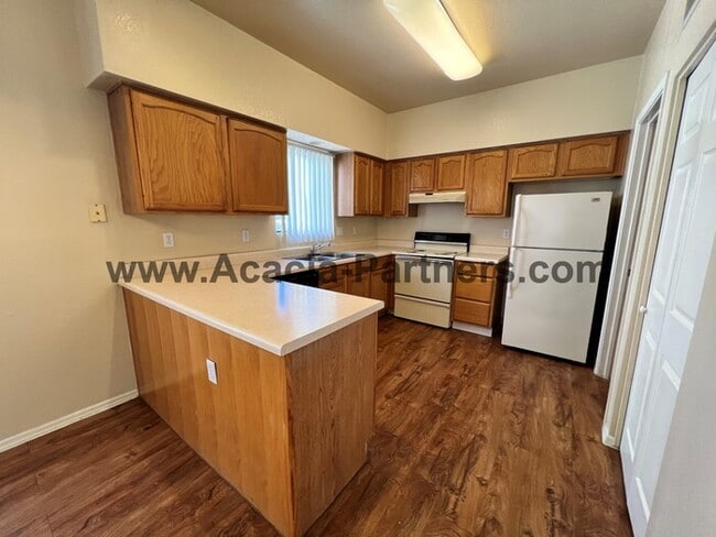 Building Photo - **Gated!!**Two Bedroom Townhome