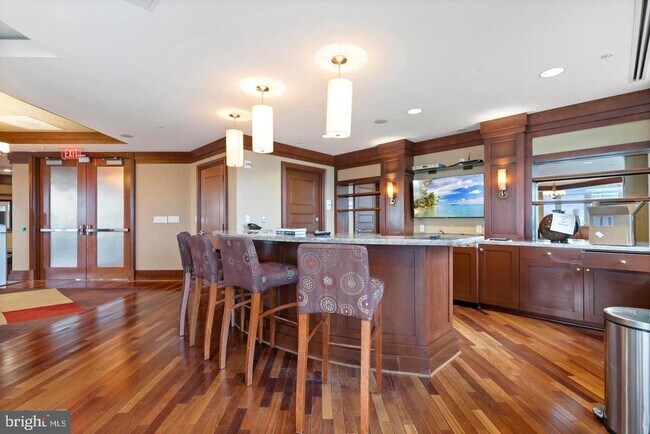 Building Photo - 8220 Crestwood Heights Dr
