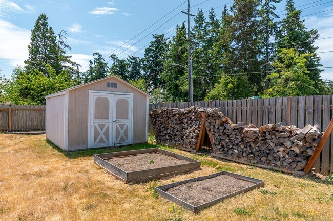 Building Photo - 3 Bed 2 Bath Home Near Town