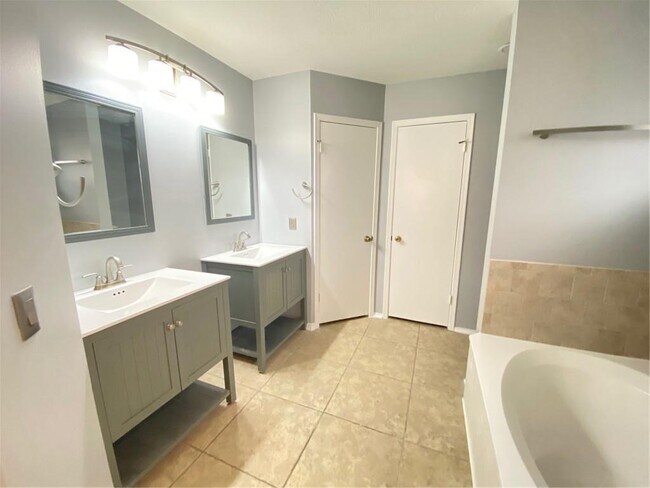 Building Photo - 16916 Dorman Dr