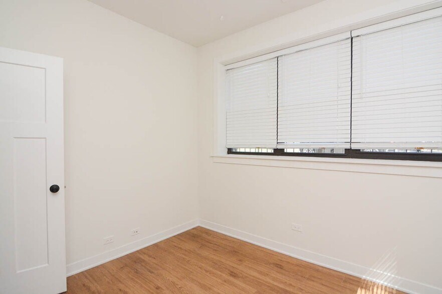 Building Photo - 4633 N Leavitt