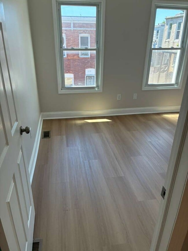 Building Photo - 211 N Streeper St