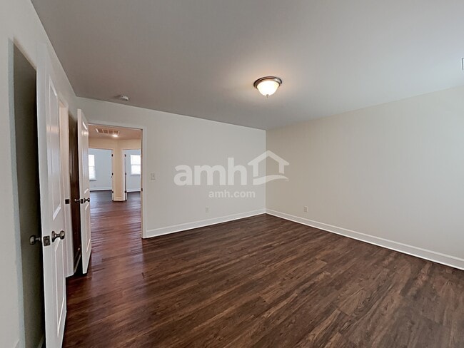 Building Photo - 4511 Tarpon Dr