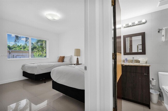 Building Photo - 1025 94th St