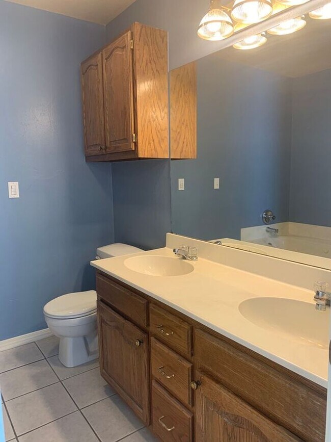 Building Photo - This beautifully updated three-bedroom, tw...