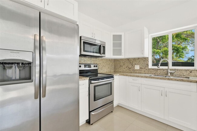 Building Photo - 6450 SW 28th St