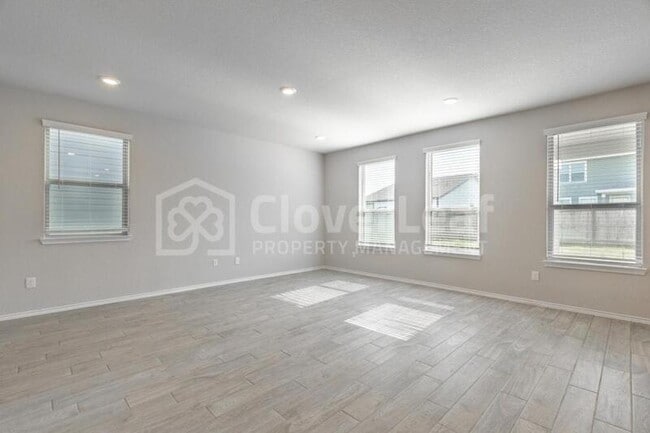 Building Photo - 2433 Ayers Dr