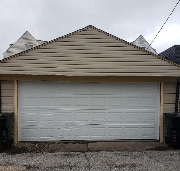 Building Photo - 2858 N Drake Ave