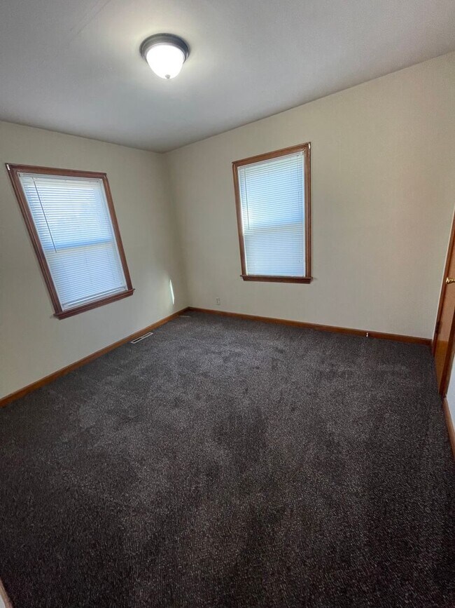 Building Photo - 2 Bedroom, 1 Bathroom House
