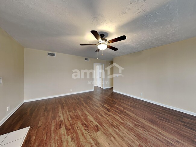 Building Photo - 913 Tom Hailey Blvd