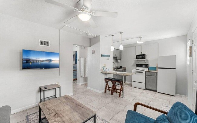 Building Photo - 211 Circle Dr