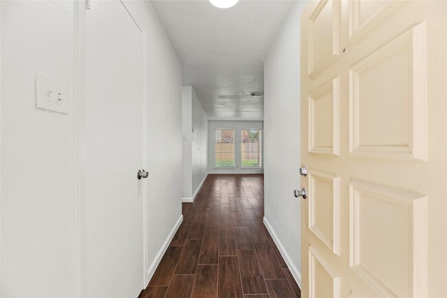 Building Photo - 15362 Meadow Village Dr