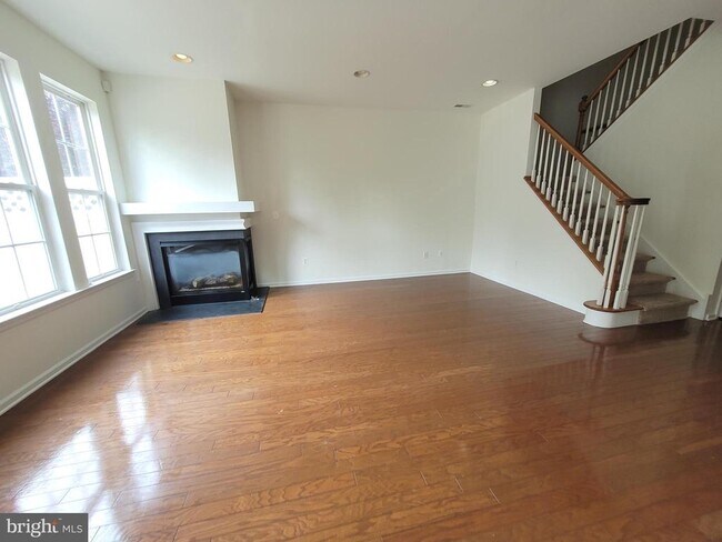 Building Photo - 35 Tudor Ct