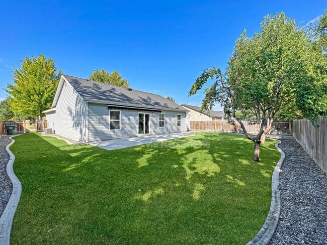 Building Photo - 1691 E Daulby St