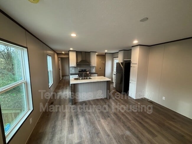 Building Photo - 218 Eller Dr