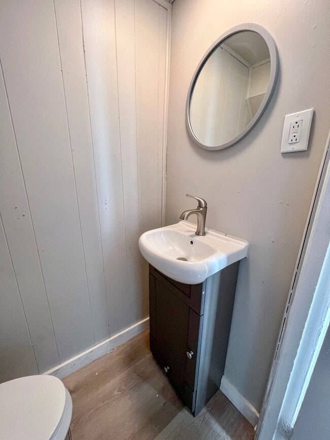 Building Photo - 4/1.5 Single Family Home | Hardwood Floors...