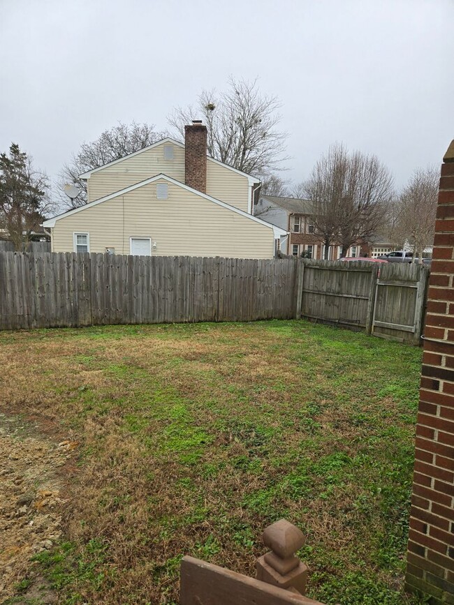 Building Photo - Lovely 4 bedroom 2.5 bath 2 story single f...