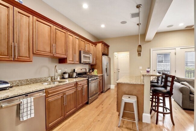 Primary Photo - 423 E 5th St