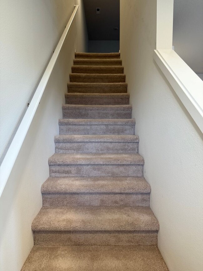 Building Photo - Goregous 2 Bedroom Townhome with 2 Car Gar...