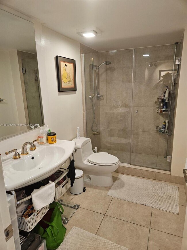 Building Photo - 2555 Collins Ave