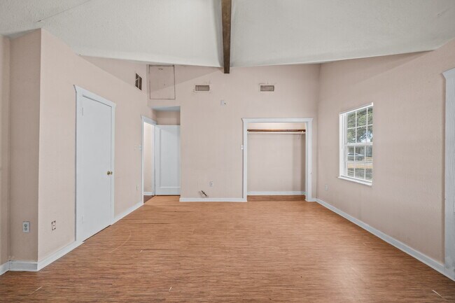 Building Photo - Cute 2/1.5 Duplex, Minutes from TTU & Downtown LBK