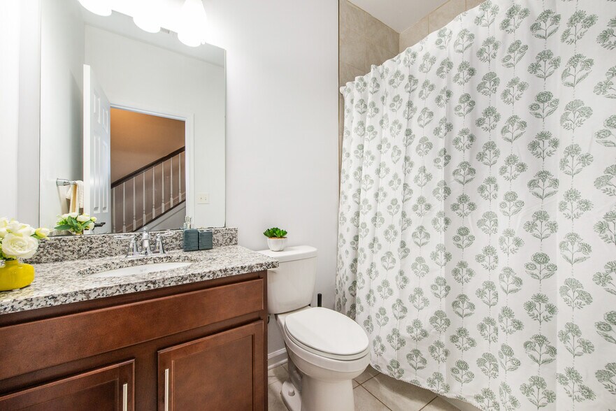 Full Bathroom 1st Fl - 33 Landmark Ln