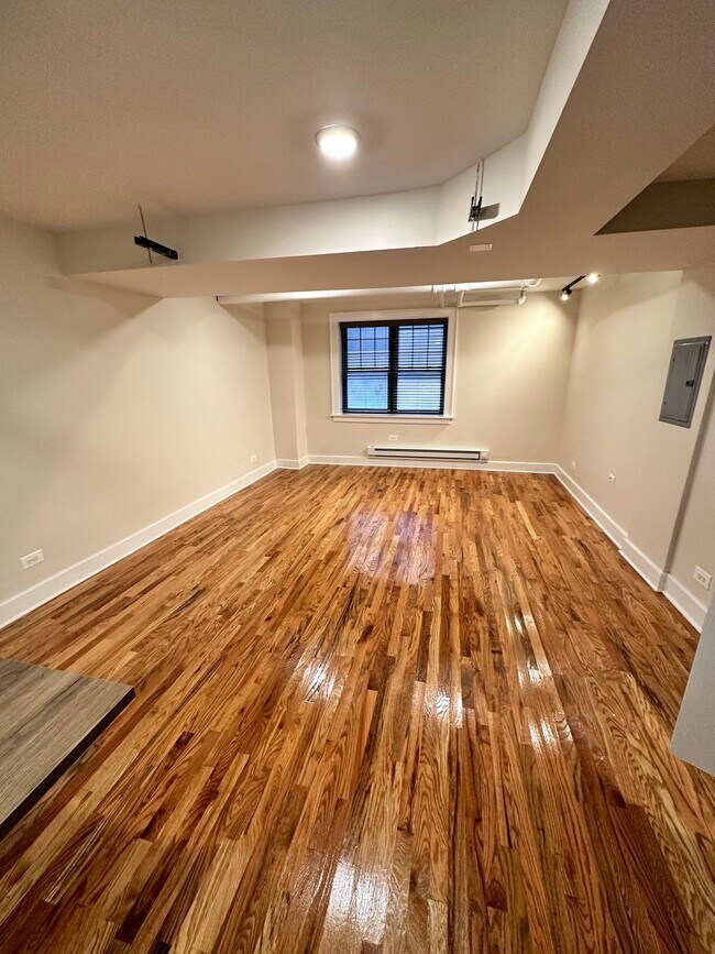 Building Photo - 845 W Agatite Ave