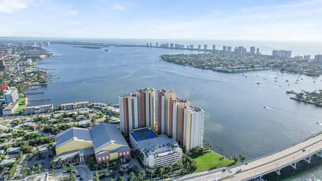 Building Photo - 2640 Lake Shore Dr