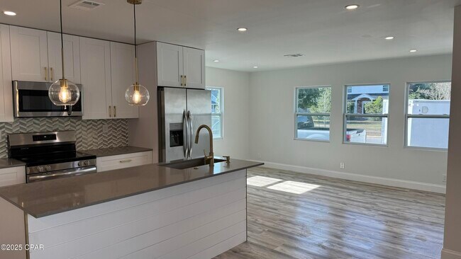 Building Photo - 212 N Cove Blvd