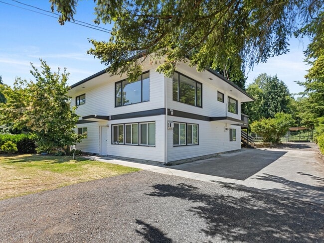 Building Photo - Everett Duplex