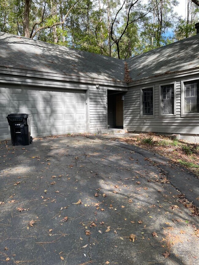 Building Photo - Spacious 2/2 with 2 Car Garage and W/D Hoo...