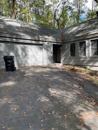 Building Photo - Spacious 2/2 with 2 Car Garage and W/D Hoo...