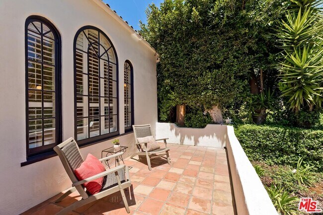 Building Photo - 119 N Almont Dr