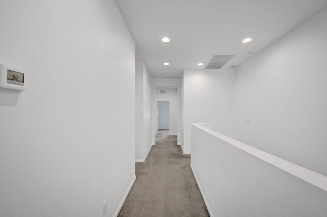Building Photo - 3 Bedroom 2.5 Bath Townhome in Tuscany!