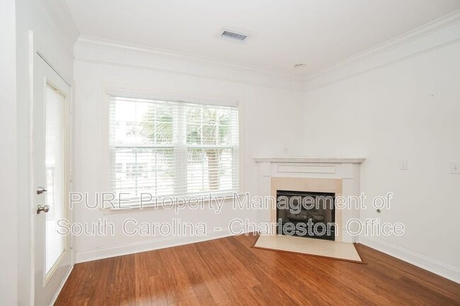 Building Photo - 1025 Riverland Woods Pl