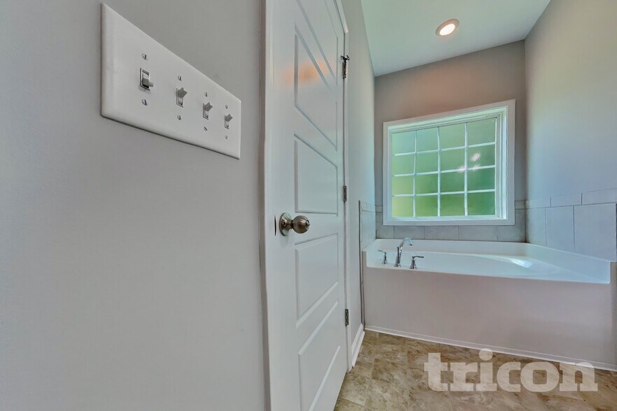 Building Photo - 741 W Coker Way